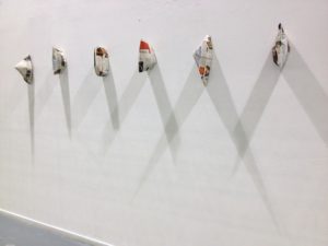 The work "dust protectors" by artist and sculptor G. Alexandridis. Material: newspapers. Το έργο "αλεξισκόνια" από τον εικαστικό και γλύπτη Γ. Αλεξανδρίδη.