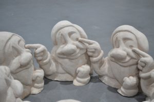 A sculpture by artist and sculptor G. Alexandridis, presenting seven dwarfs. Ένα γλυπτό από τον εικαστικό και γλύπτη Γ. Αλεξανδρίδη.