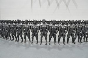 A sculpture by artist and sculptor G. Alexandridis. Glazed clay bodybuilders creating a fence. Ένα γλυπτό από τον εικαστικό και γλύπτη Γ. Αλεξανδρίδη.