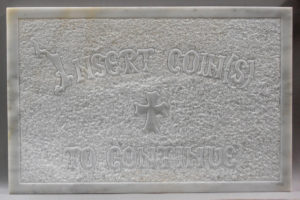 A marble sculpture by artist and sculptor Giorgos Alexandridis. Ένα γλυπτό σε μάρμαρο από τον εικαστικό και γλύπτη Γιώργο Αλεξανδρίδη.