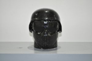 A glazed clay sculpture by artist and sculptor G. Alexandridis, presenting a paintball mask. Ένα γλυπτό από τον εικαστικό και γλύπτη Γ. Αλεξανδρίδη.