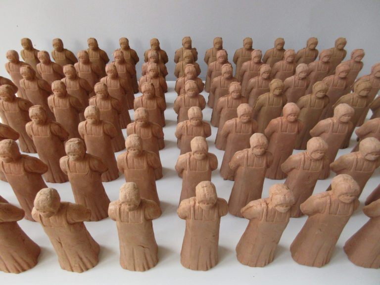 A sculpture by artist and sculptor G. Alexandridis. Ceramic army of workers. Ένα γλυπτό από τον εικαστικό και γλύπτη Γ. Αλεξανδρίδη.