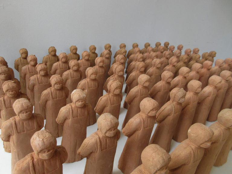 A sculpture by artist and sculptor G. Alexandridis. Ceramic army of workers. Ένα γλυπτό από τον εικαστικό και γλύπτη Γ. Αλεξανδρίδη.