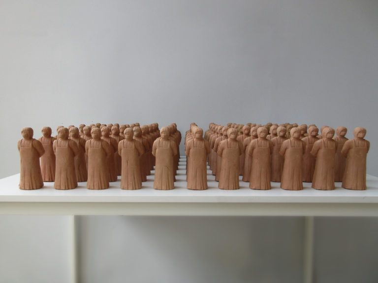 A sculpture by artist and sculptor G. Alexandridis. Ceramic army of workers. Ένα γλυπτό από τον εικαστικό και γλύπτη Γ. Αλεξανδρίδη.