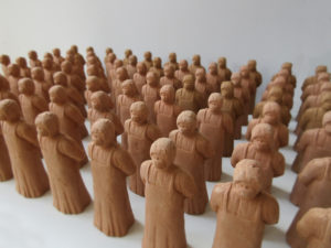 A sculpture by artist and sculptor G. Alexandridis. Ceramic army of workers. Ένα γλυπτό από τον εικαστικό και γλύπτη Γ. Αλεξανδρίδη.
