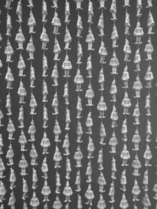 A sculpture by artist and sculptor G. Alexandridis. Plastic traditional soldiers creating a curtain. Ένα γλυπτό από τον εικαστικό και γλύπτη Γ. Αλεξανδρίδη.