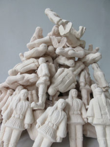 Ceramic sculptures by artist & sculptor G. Alexandridis, presenting evzones (tsoliades). Κεραμικά γλυπτά από τον εικαστικό & γλύπτη Γ. Αλεξανδρίδη.
